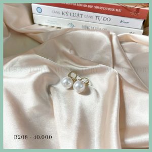 Khuyên tai hạt ngọc màu trắng xin xắn