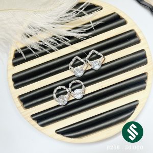 Khuyên tai hình học viên đá tựa hình hạt kim cương mini nhưng đủ làm bạn nổi bật. Chất liệu bạc 925 không đen gỉ b256 và b257