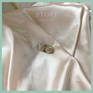 Khuyên tai hít nam châm thiết kế tựa như khối cầu pha lê phát sáng nổi bật.