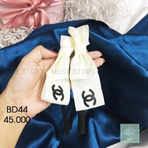 Băng đô vải nơ Chanel to nổi bât, thân bờm làm bằng nhung nhẹ nhàng