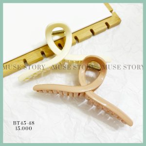 Một chiếc kẹp búi tóc đơn giản chuẩn dáng 