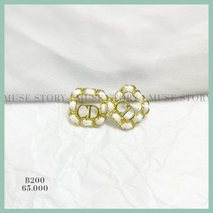 Khuyên tai chữ CD đan da cá tính và nổi bật màu trắng