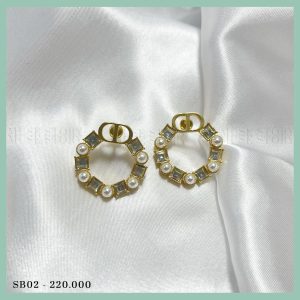Khuyên tai hợp kim cao cấp chữ CD, dáng tròn to đính đá tạo nên nét sang trọng và không kém phần nổi bật SB02