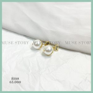 Khuyên tai chữ Dior hạt ngọc style tiểu thư nhẹ nhàng, chui xỏ mạ bạc 925 hạn chế dị ứng