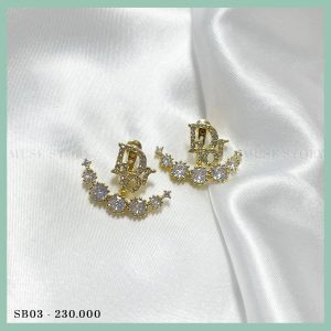 Khuyên tai hợp kim cao cấp chữ Dior, hình vòng cung đính đá sáng vô cùng nổi bật. Độ bền từ 2-3 năm SB03