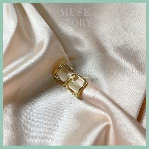 Khuyên tai hình chữ nhật ánh vàng cong kết hợp cùng hạt đá sáng uốn lượn nhẹ nhàng nhưng vẫn đủ làm bạn trở nên nổi bật B217