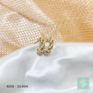 Khuyên vòng tròn với chuỗi ngọc li ti xen kẽ vòng ánh vàng, vừa nhẹ nhàng nhưng lại không kém phần nổi bật B219