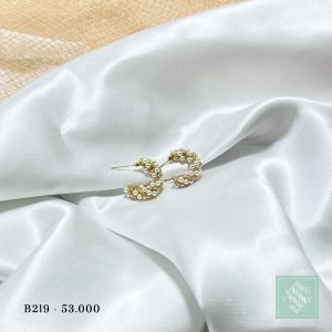 Khuyên vòng tròn với chuỗi ngọc li ti xen kẽ vòng ánh vàng nhẹ nhàng