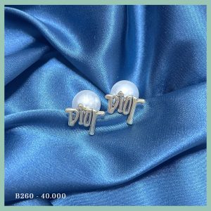 Khuyên tai chữ Dior cách điệu, phá cách sáng tạo với chui gắn hạt ngọc tạo thêm phần xinh xắn B260