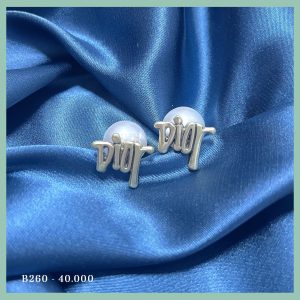 Khuyên tai chữ Dior cách điệu, phá cách sáng tạo với chui gắn hạt ngọc