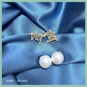 Khuyên tai chữ Dior cách điệu