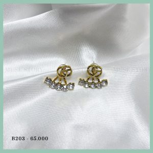 Khuyên tai chân chữ GG, đá được đính hình cánh quạt tạo điểm nhấn nhẹ nhàng nhưng vô cùng tỏa sáng, chui xỏ mạ bạc 925 hạn chế dị ứng tối đa B203