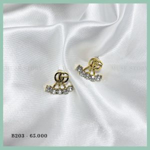 Khuyên tai chân chữ GG, đá được đính hình cánh quạt tạo điểm nhấn nhẹ nhàng nhưng vô cùng tỏa sáng, chui xỏ mạ bạc 925