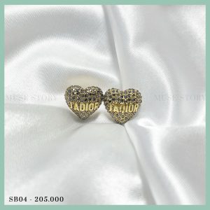 Khuyên tai hợp kim cao cấp hình trái tim khắc chữ Jadior sang trọng. Chất hợp kim nguyên khối cao cấp được thiết kế tỉ mỉ, tinh xả SB04