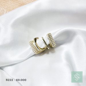 Khuyên tai khung vuông đính ngọc với thiết kế sắc sảo