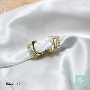 Khuyên tai khung vuông đính ngọc với thiết kế sắc sảo cho bạn luôn nổi bật