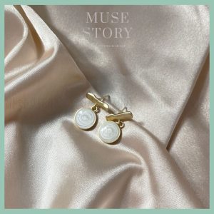 Khuyên tai mặt đá tròn với thanh ánh vàng làm điểm nhấn-B214