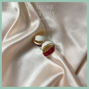 Khuyên tai mặt đá hai vòng cung với sự kết hợp màu sắc tinh tế