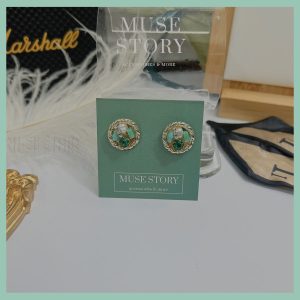 Khuyên tai đá xanh với đường viền ngoài ánh vàng nổi bật