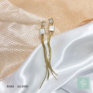 Khuyên tai dáng dài tua rua ánh vàng kết hợp mặt đá trắng khiến bạn không kém phần thu hút B183