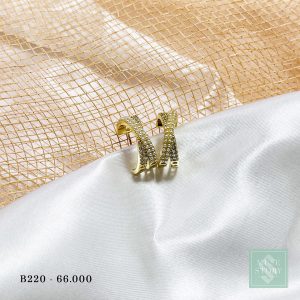 Khuyên tai dáng vòng tròn chéo chữ X làm điểm nhấn, kết hợp hợp với hàng ngọc nhỏ sang trọng B220