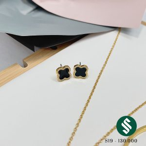 Set bao gồm 3 món: khuyên tai, lắc tay và dây chuyền.