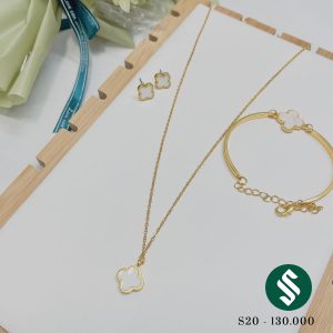 Set bao gồm 3 món: khuyên tai, lắc tay và dây chuyền, màu trắng