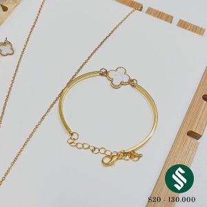 Set bao gồm 3 món: khuyên tai, lắc tay và dây chuyền. Chất liệu titan, mặt cỏ 4 lá đính đá