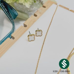Set bao gồm 3 món: khuyên tai, lắc tay và dây chuyền. Chất liệu titan, mặt cỏ 4 lá đính đá rdễ thương