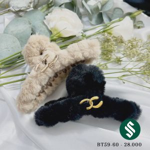 Kẹp búi tóc vải bông kết hợp tag vàng chữ X xinh xắn dễ thương. Vải bông nhẹ nhàng mịn mướt, càng kẹp bằng nhựa cứng chắc chắn nhưng không đau đầu Bt59, bt60