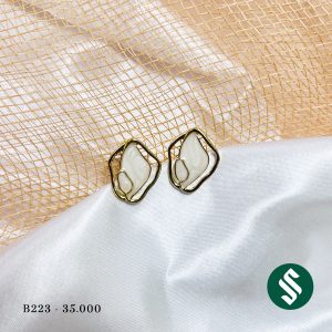 Khuyên tai đá trắng khung viền ánh vàng với dáng hình độc đáo cho bạn thêm nổi bật. Chui xỏ bạc 925 - B223