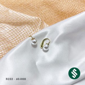 Khuyên tai móc vàng hạt ngọc đơn giản sang trọng, hạt ngọc xỏ chui phía sau tạo thêm một điểm nhấn tinh tế