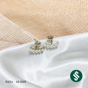 Khuyên tai trái tim với vòng cung ngọc trai dễ thương nhưng không kém phần sang trọng B254
