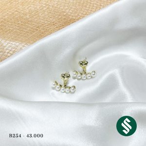 Khuyên tai trái tim với vòng cung ngọc trai dễ thương