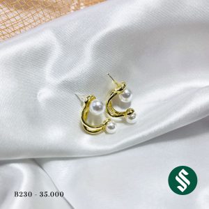 Khuyên tai vòng cung đính hạt ngọc, chui xỏ kết hợp hạt ngọc tao ra dáng khuyên lạ mắt và sang trọng