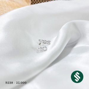 Khuyên tai không đối xứng, chữ Yes và No độc đáo, không chỉ làm bạn xinh đẹp và ấn tượng.