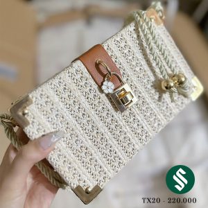 Túi cói hộp mini ổ khoá xinh cực, không chỉ mùa du lịch mà diện mùa nào cũng xinh. Mã túi này dáng cốp đựng được rất nhiều đồ