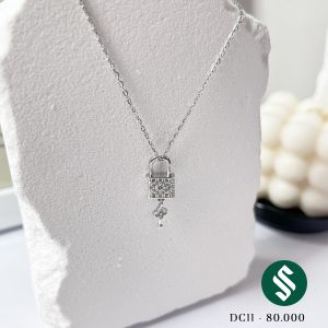 Dây chuyền chất liệu titan bền màu không đen gỉ. Mặt ổ khóa nhỏ xinh, đơn giản nhưng không kém phần đặc biệt.