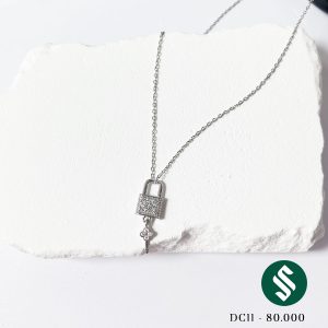 Dây chuyền chất liệu titan bền màu không đen gỉ với mặt ổ khóa nhỏ xinh