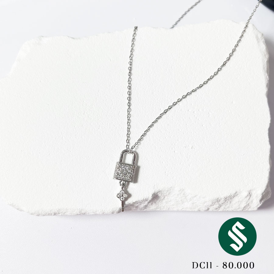 Dây chuyền chất liệu titan bền màu không đen gỉ với mặt ổ khóa nhỏ xinh