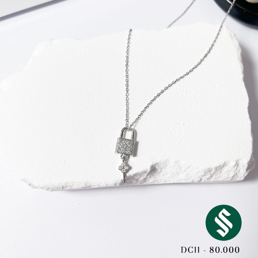 Dây chuyền chất liệu titan bền màu không đen gỉ với mặt ổ khóa nhỏ xinh, đơn giản nhưng lại rất đặc biệt