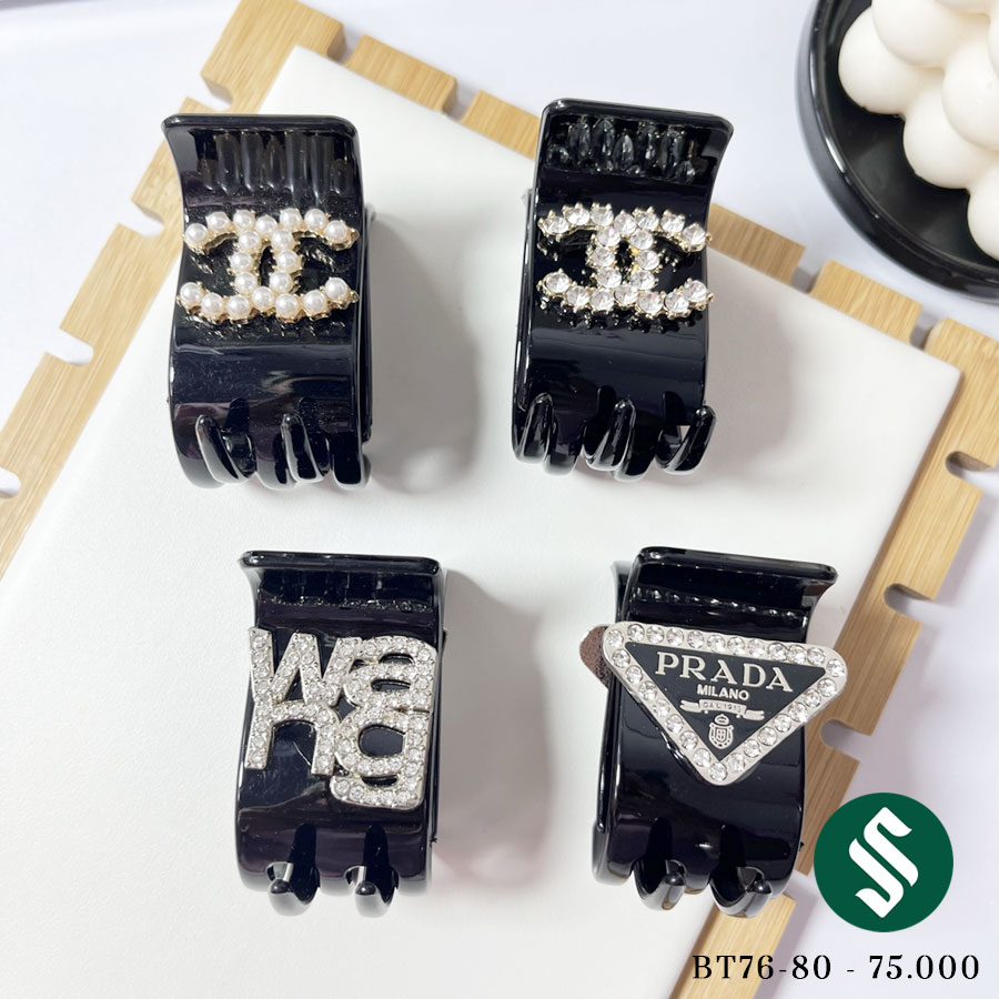 Kẹp càng cua chất liệu nhựa cao cấp được đính tag thương hiệu cả hai mặt vô cùng sang trọng.