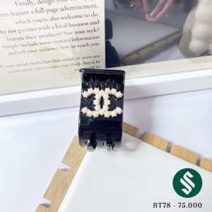 Kẹp càng cua tag Chanel hạt ngọc
