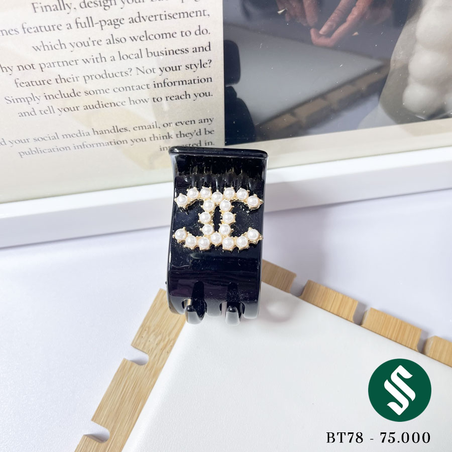 Kẹp càng cua tag Chanel hạt ngọc