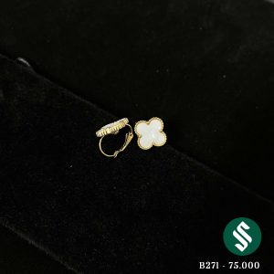 Khuyên tai cỏ 4 lá màu trắng chui vòng ánh vàng tỏa sáng