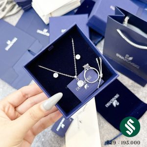 Set trang sức bạc thiên nga SWA đá sáng choang lấp lánh như kim cương. Set bao gồm 3 món: dây chuyền, hoa tai và nhẫn.