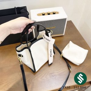 Set túi Chia’2nd kèm ví siêu xinh màu trắng viền đen cũng thu hút không kém