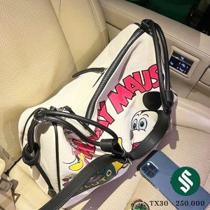 Túi vải hình Mickey form siêu to rộng, bất chấp list đồ của các mẹ bỉm sữa hoặc đồ du lịch.