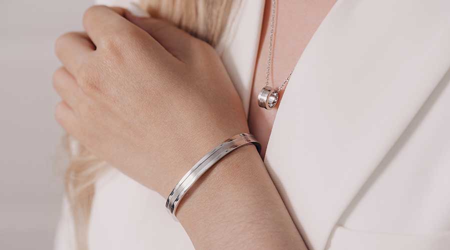 Vòng tay và dây chuyền rất được ưa chuộng vì giúp bạn thêm nổi bật hoặc nữ tính hơn