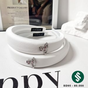 Băng đô vải tag địa cầu đính đá màu trắng